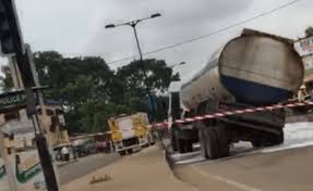 Anambra: Scores injured as petrol tanker crashes into Lexus jeep