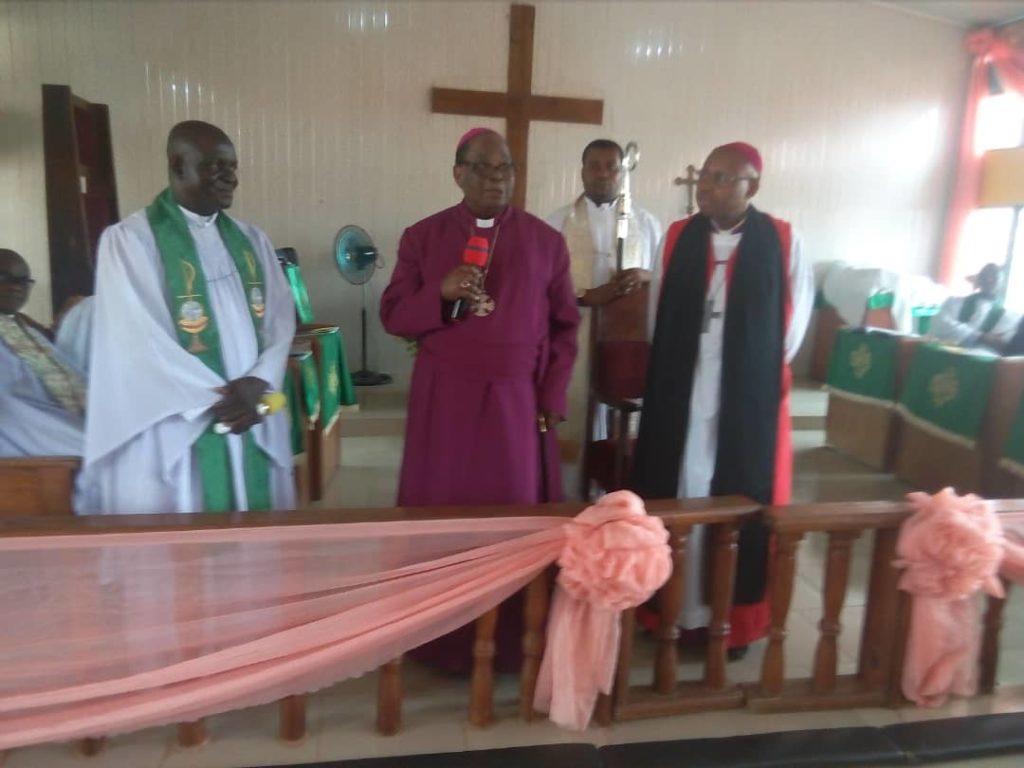 Archbishop Anikwenwa flanked by Bishop Ibezim (r) and the pricipal