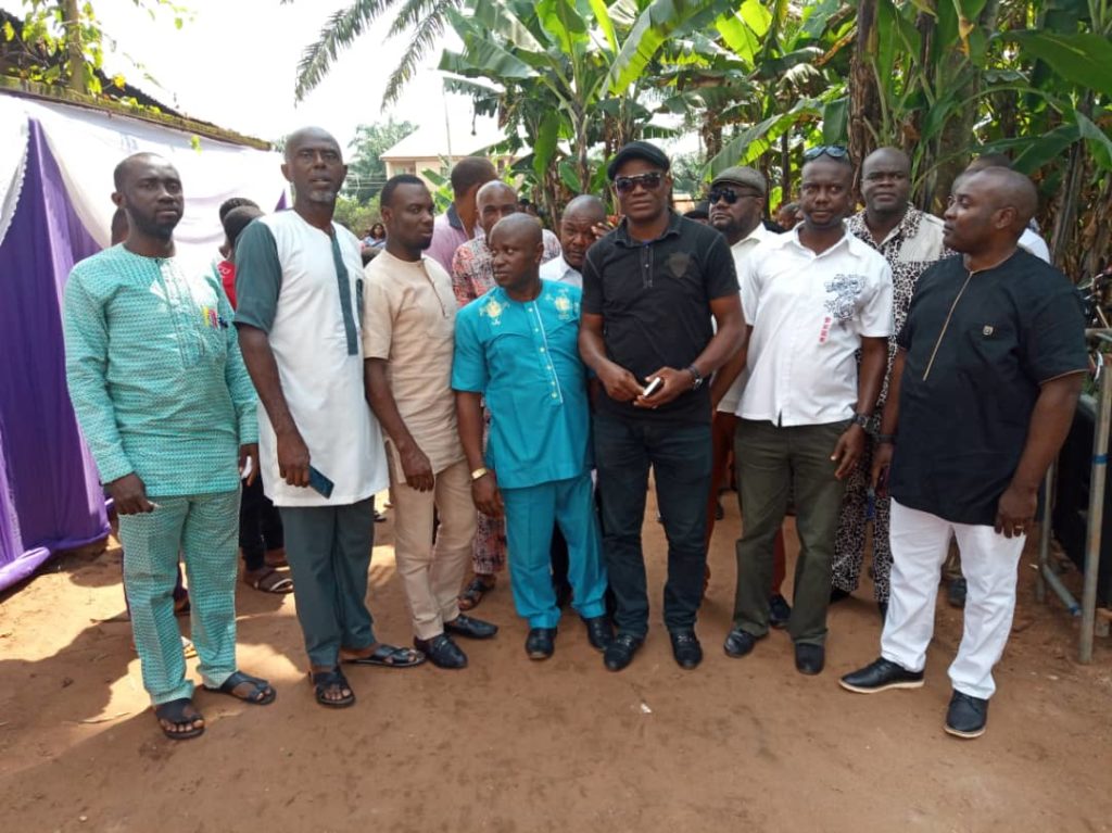 Dr. Odogwu Emeka Odogwu (L) with his 1995 classmates at the reunion party
