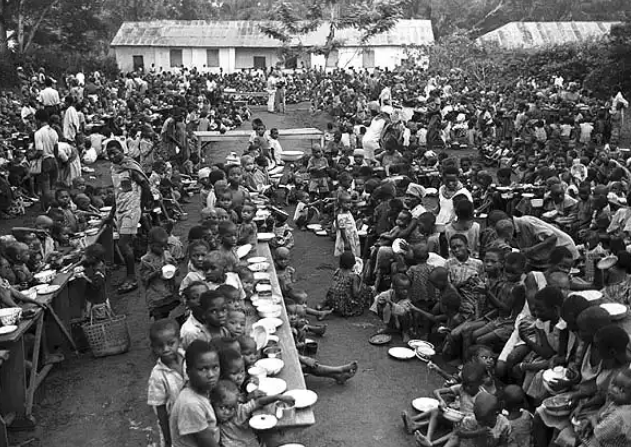 BIAFRAN CHILDREN BEEN FEED.