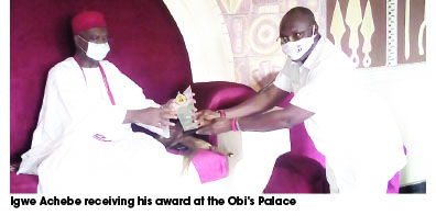 Igwe Achebe receiving his award