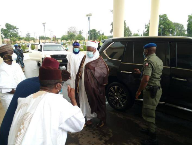 El-rufai greeting the sultan of sokoto