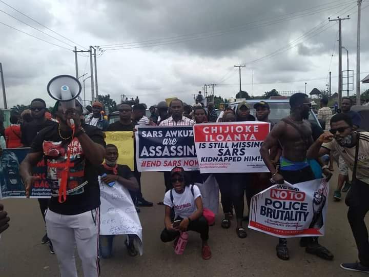 #EndSars: Joint Anambra protesters block government house, ask Obiano to join them