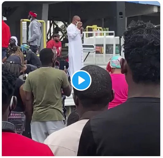 #EndSars: Video of a Catholic Priest Offering Prayers At Lekki Toll Gate For Nigeria